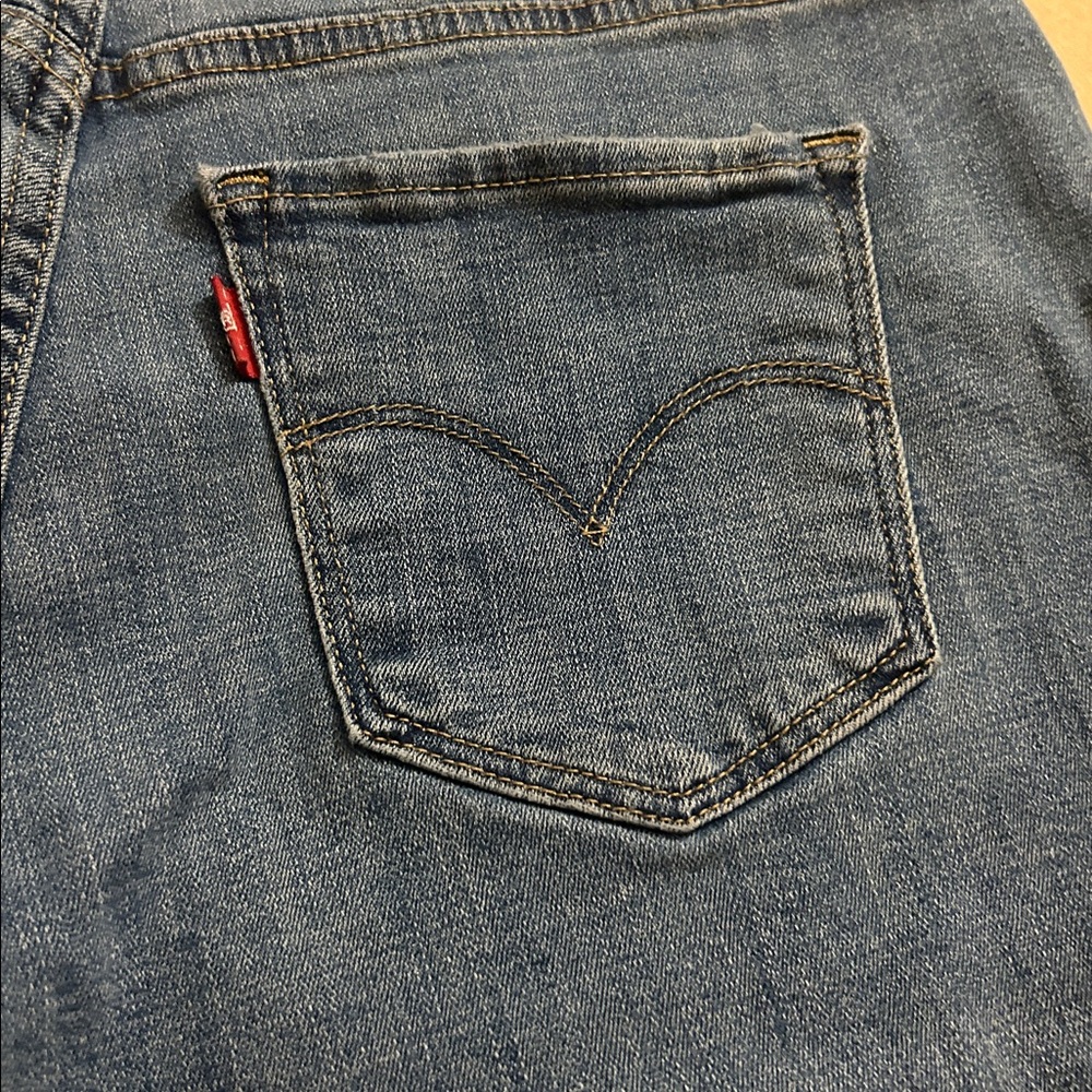Levi’s Bermuda Shorts - Picture 4 of 14